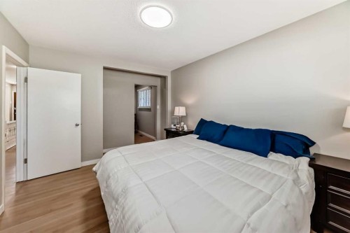 5007 Vallance Crescent Nw, Calgary, AB - Indoor Photo Showing Bedroom
