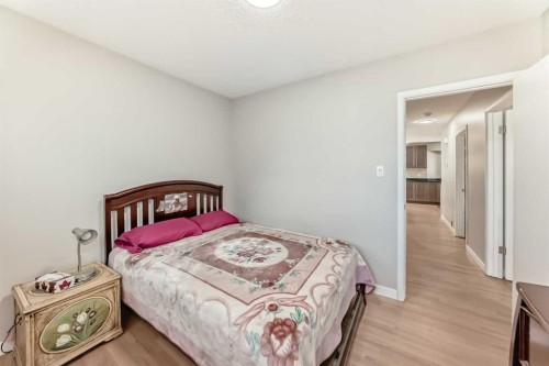 5007 Vallance Crescent Nw, Calgary, AB - Indoor Photo Showing Bedroom