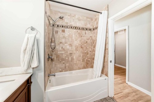 5007 Vallance Crescent Nw, Calgary, AB - Indoor Photo Showing Bathroom