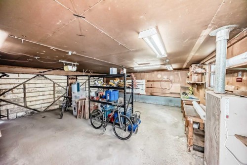 5007 Vallance Crescent Nw, Calgary, AB - Indoor Photo Showing Garage