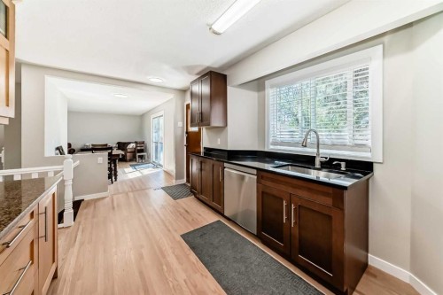5007 Vallance Crescent Nw, Calgary, AB - Indoor Photo Showing Kitchen