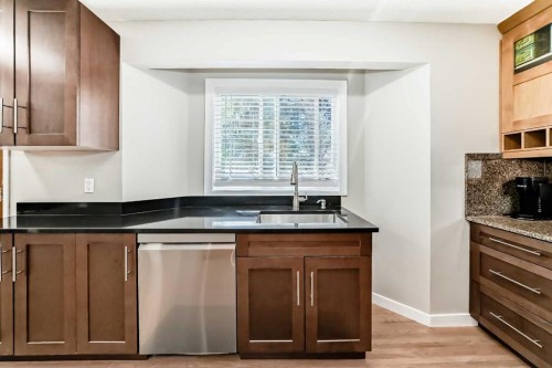 5007 Vallance Crescent Nw, Calgary, AB - Indoor Photo Showing Kitchen