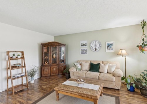 323 Ranchview Place Nw, Calgary, AB - Indoor Photo Showing Living Room