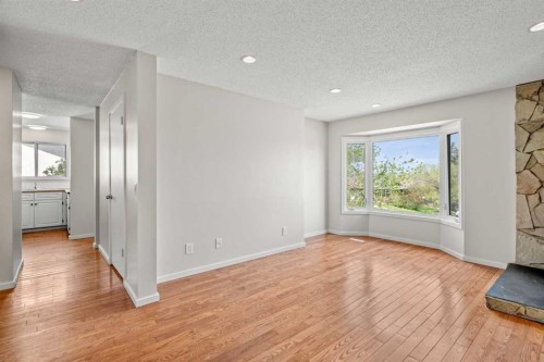 124 Bergen Crescent Nw, Calgary, AB - Indoor Photo Showing Other Room