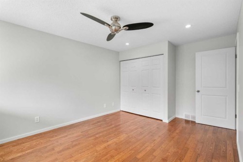 124 Bergen Crescent Nw, Calgary, AB - Indoor Photo Showing Other Room