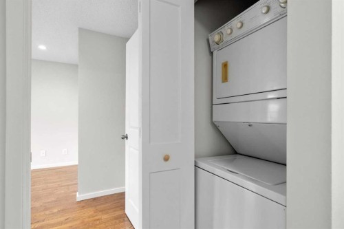 124 Bergen Crescent Nw, Calgary, AB - Indoor Photo Showing Laundry Room