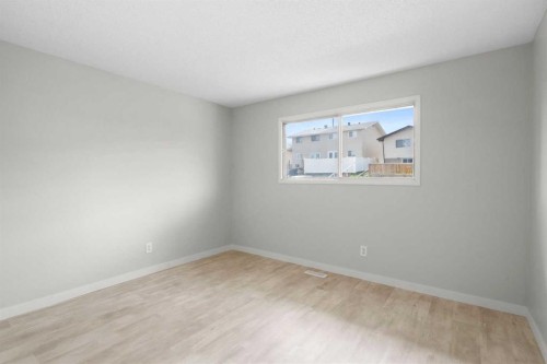 124 Bergen Crescent Nw, Calgary, AB - Indoor Photo Showing Other Room