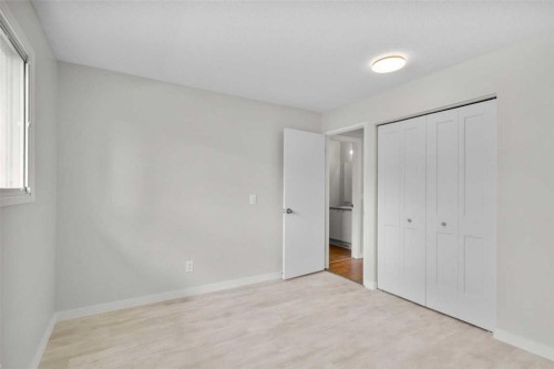 124 Bergen Crescent Nw, Calgary, AB - Indoor Photo Showing Other Room