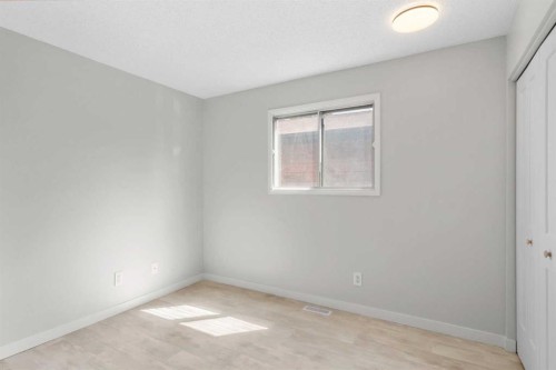 124 Bergen Crescent Nw, Calgary, AB - Indoor Photo Showing Other Room