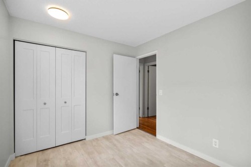 124 Bergen Crescent Nw, Calgary, AB - Indoor Photo Showing Other Room