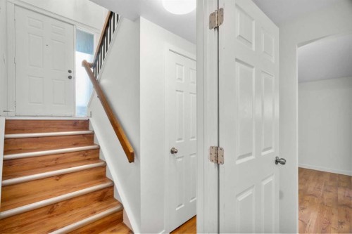 124 Bergen Crescent Nw, Calgary, AB - Indoor Photo Showing Other Room