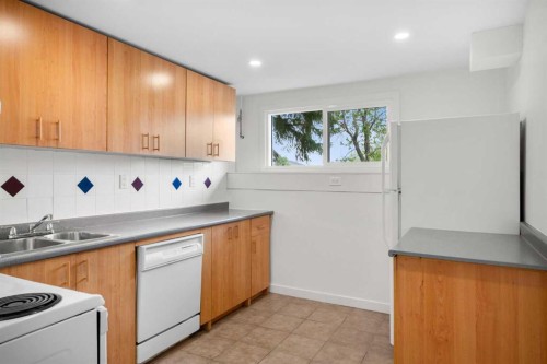124 Bergen Crescent Nw, Calgary, AB - Indoor Photo Showing Kitchen With Double Sink