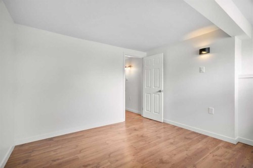 124 Bergen Crescent Nw, Calgary, AB - Indoor Photo Showing Other Room