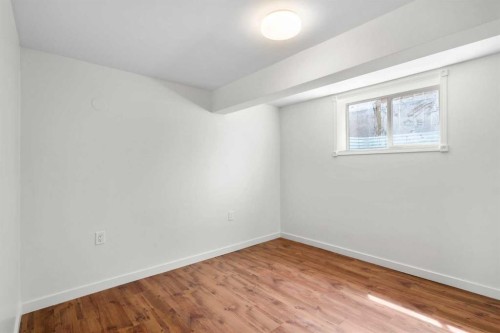 124 Bergen Crescent Nw, Calgary, AB - Indoor Photo Showing Other Room