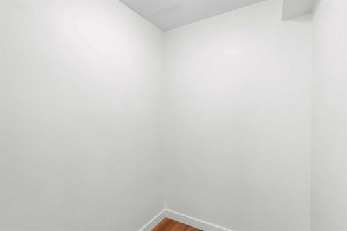 124 Bergen Crescent Nw, Calgary, AB - Indoor Photo Showing Other Room