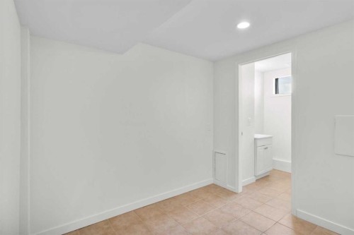 124 Bergen Crescent Nw, Calgary, AB - Indoor Photo Showing Other Room