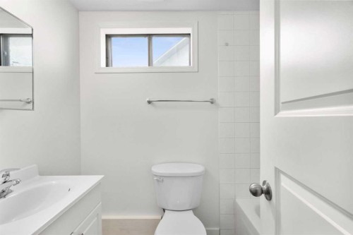 124 Bergen Crescent Nw, Calgary, AB - Indoor Photo Showing Bathroom