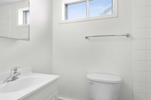 124 Bergen Crescent Nw, Calgary, AB - Indoor Photo Showing Bathroom