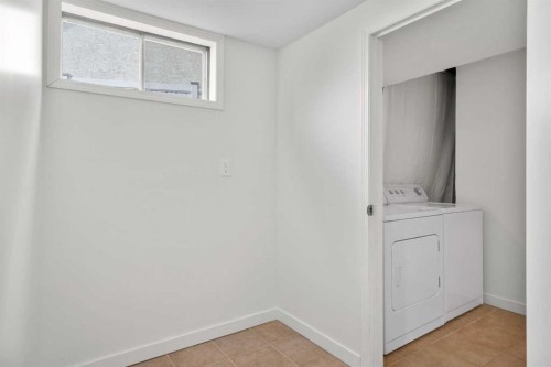 124 Bergen Crescent Nw, Calgary, AB - Indoor Photo Showing Other Room