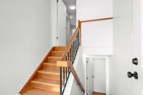 124 Bergen Crescent Nw, Calgary, AB - Indoor Photo Showing Other Room