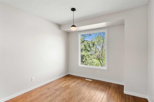 124 Bergen Crescent Nw, Calgary, AB - Indoor Photo Showing Other Room