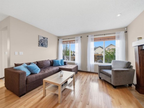 28 Cranberry Lane Se, Calgary, AB - Indoor Photo Showing Living Room