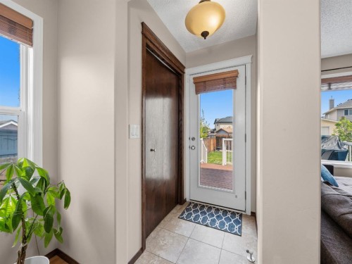 28 Cranberry Lane Se, Calgary, AB - Indoor Photo Showing Other Room