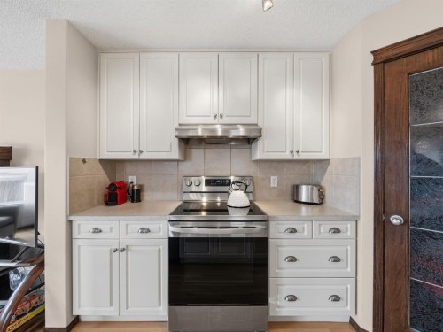 28 Cranberry Lane Se, Calgary, AB - Indoor Photo Showing Kitchen