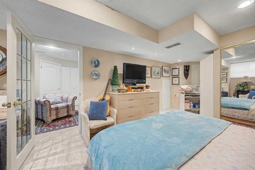 2020 Sirocco Drive Sw, Calgary, AB - Indoor Photo Showing Bedroom