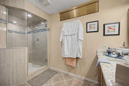 2020 Sirocco Drive Sw, Calgary, AB - Indoor Photo Showing Bathroom