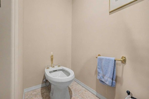 2020 Sirocco Drive Sw, Calgary, AB - Indoor Photo Showing Bathroom
