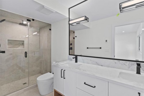 907 36A Street Nw, Calgary, AB - Indoor Photo Showing Bathroom