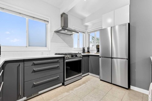 3336 39 Street Sw, Calgary, AB - Indoor Photo Showing Kitchen With Stainless Steel Kitchen