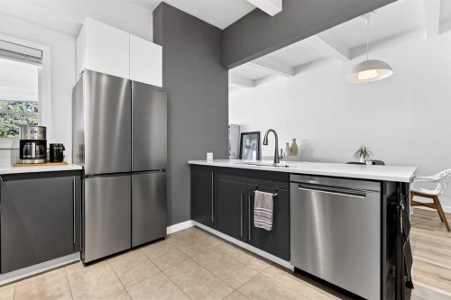 3336 39 Street Sw, Calgary, AB - Indoor Photo Showing Kitchen With Stainless Steel Kitchen