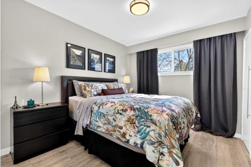 3336 39 Street Sw, Calgary, AB - Indoor Photo Showing Bedroom
