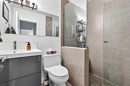 3336 39 Street Sw, Calgary, AB - Indoor Photo Showing Bathroom