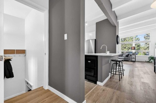3336 39 Street Sw, Calgary, AB - Indoor