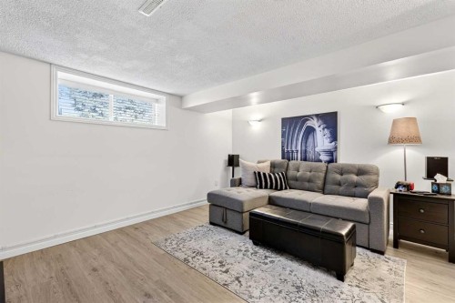 3336 39 Street Sw, Calgary, AB - Indoor