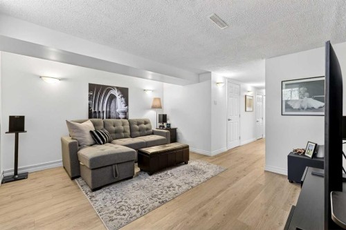 3336 39 Street Sw, Calgary, AB - Indoor