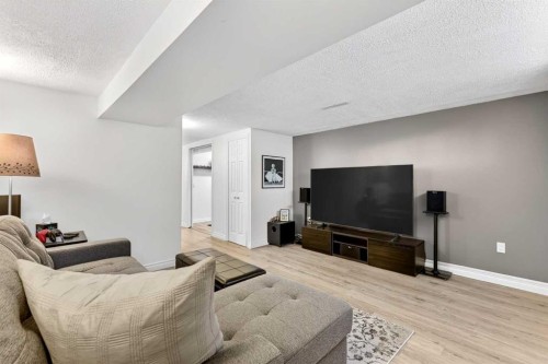 3336 39 Street Sw, Calgary, AB - Indoor Photo Showing Living Room