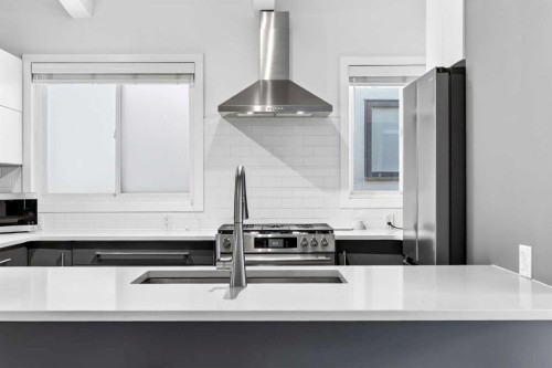 3336 39 Street Sw, Calgary, AB - Indoor Photo Showing Kitchen With Stainless Steel Kitchen With Upgraded Kitchen