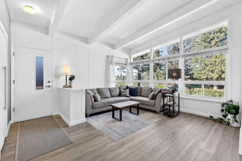 3336 39 Street Sw, Calgary, AB - Indoor Photo Showing Living Room