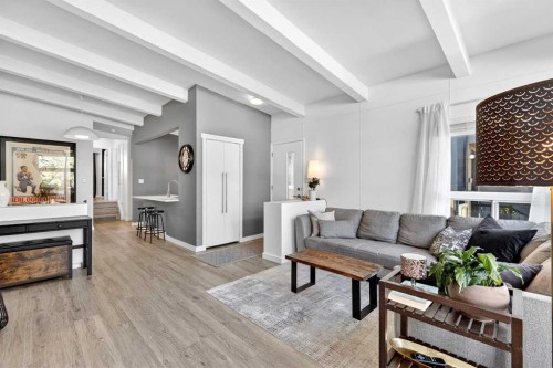3336 39 Street Sw, Calgary, AB - Indoor Photo Showing Living Room