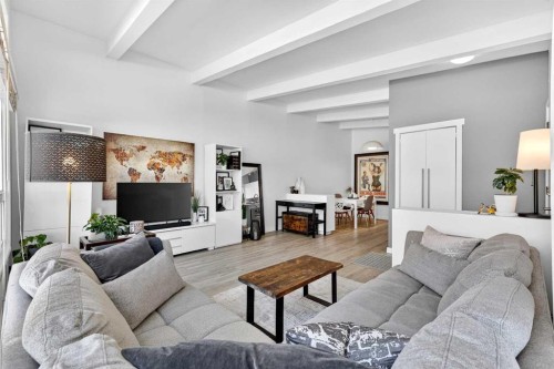 3336 39 Street Sw, Calgary, AB - Indoor Photo Showing Living Room