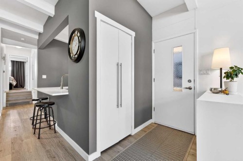 3336 39 Street Sw, Calgary, AB - Indoor Photo Showing Other Room