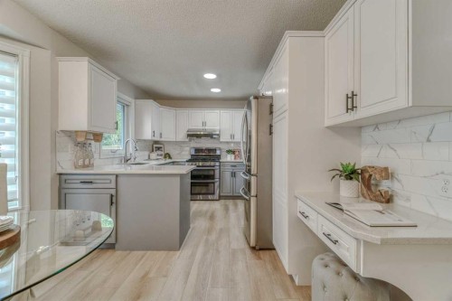 8286 Edgebrook Drive Nw, Calgary, AB - Indoor Photo Showing Kitchen