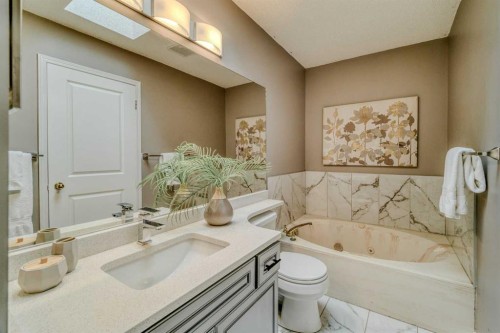 8286 Edgebrook Drive Nw, Calgary, AB - Indoor Photo Showing Bathroom