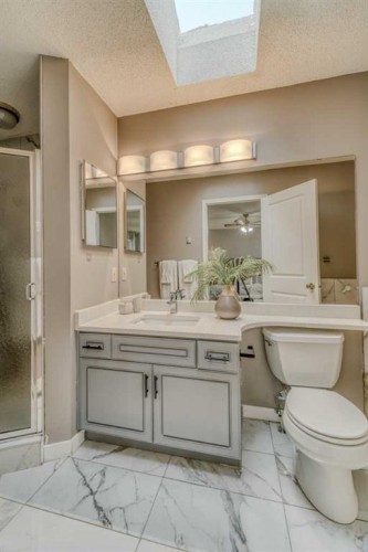 8286 Edgebrook Drive Nw, Calgary, AB - Indoor Photo Showing Bathroom