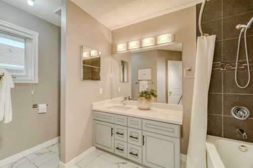 8286 Edgebrook Drive Nw, Calgary, AB - Indoor Photo Showing Bathroom
