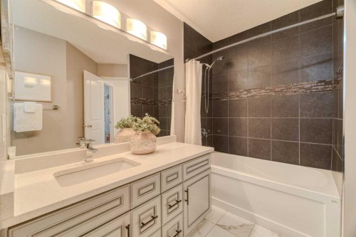 8286 Edgebrook Drive Nw, Calgary, AB - Indoor Photo Showing Bathroom